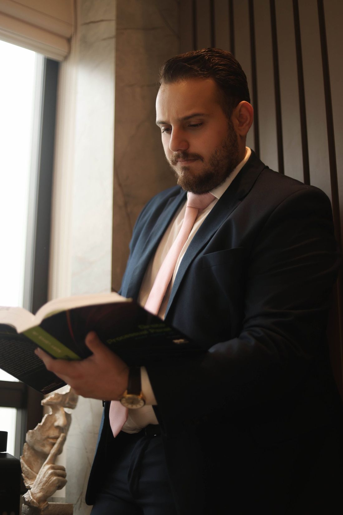 Eduardo Fontana lendo uma obra de processo penal